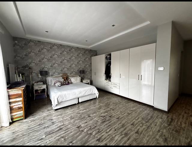 3 BEDROOM CLUSTER FOR SALE IN HOUGHTON ESTATE